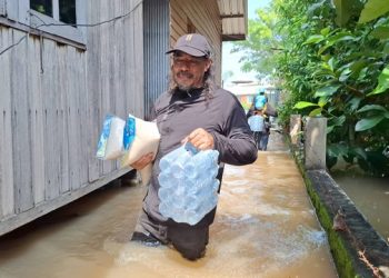 ปทุมธานี บ้านริมเจ้าพระยาเดือดร้อนเรือแล่นคลื่นซัดของเสียหาย ตัวแทนจิตอาสาเดินลุยน้ำสูงถึงอกแจกของ