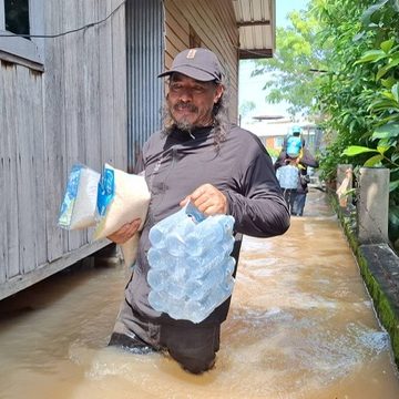 ปทุมธานี บ้านริมเจ้าพระยาเดือดร้อนเรือแล่นคลื่นซัดของเสียหาย ตัวแทนจิตอาสาเดินลุยน้ำสูงถึงอกแจกของ