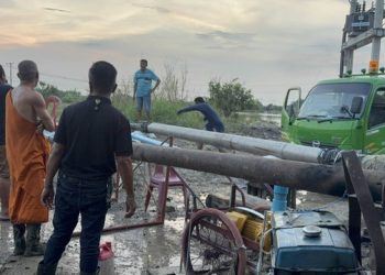 ปทุมธานี ช่วงเย็นน้ำขึ้นล้นคันกั้นวัด พระสงฆ์เร่งเสริมขอกระสอบทรายเพิ่มขณะที่เจ้าภาพพายเรือโฟมรับผู้สูงอายุร่วมงานศพ สนง.เหล่ากาชาดปทุม ปล่อยท่วมทุกครั้ง