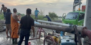 ปทุมธานี ช่วงเย็นน้ำขึ้นล้นคันกั้นวัด พระสงฆ์เร่งเสริมขอกระสอบทรายเพิ่มขณะที่เจ้าภาพพายเรือโฟมรับผู้สูงอายุร่วมงานศพ สนง.เหล่ากาชาดปทุม ปล่อยท่วมทุกครั้ง