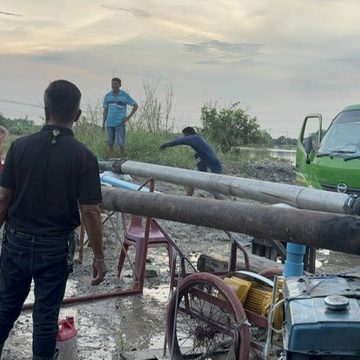 ปทุมธานี ช่วงเย็นน้ำขึ้นล้นคันกั้นวัด พระสงฆ์เร่งเสริมขอกระสอบทรายเพิ่มขณะที่เจ้าภาพพายเรือโฟมรับผู้สูงอายุร่วมงานศพ สนง.เหล่ากาชาดปทุม ปล่อยท่วมทุกครั้ง