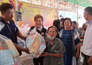 ปทุมธานี นายกเจี๊ยบ ไม่ทอดทิ้งประชาชนยามเดือดร้อน แจกถุงยังชีพรอบสอง ชาวบ้านดีใจได้รับทั้งเงินเยียวยาและถุงยังชีพ