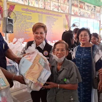 ปทุมธานี นายกเจี๊ยบ ไม่ทอดทิ้งประชาชนยามเดือดร้อน แจกถุงยังชีพรอบสอง ชาวบ้านดีใจได้รับทั้งเงินเยียวยาและถุงยังชีพ