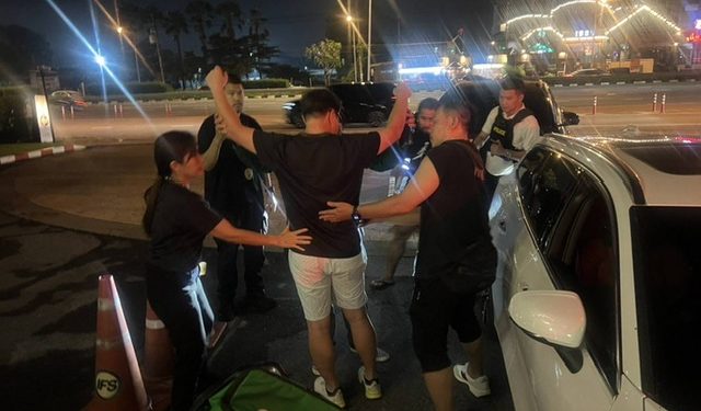 ไม่รอด! สตม.สกัดจับจีนเทาคารถหรู หลังก่อคดียักยอกทรัพย์ หอบ 250 ล้าน แปลงสัญชาติหนีหมายจับตำรวจสากลล่องหนนานถึง 7 ปี