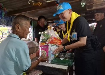 ปทุมธานี แม่ทัพภาค1 เป็นห่วงชาวบ้านน้ำท่วม ลงพื้นที่ติดตามสถานการณ์พร้อมมอบถุงยังชีพให้ประชาชน ต.บางขะแยง เมืองปทุมธานี