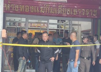 จันทบุรี/แตกตื่น! 2 คนร้ายบุกชิงทอง “แม่กิมเตียง” หนองคล้า – มือทุบตู้สารภาพหาเงินใช้หนี้พนัน ตำรวจไล่ล่า รวบทันควัน คุมตัวสอบเข้ม