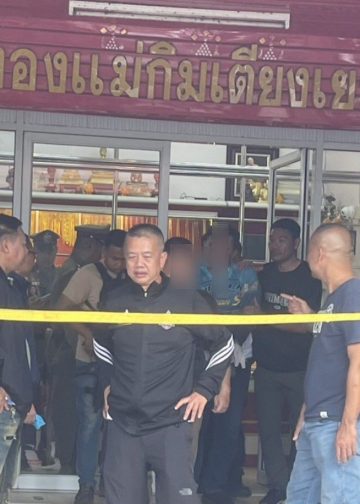 จันทบุรี/แตกตื่น! 2 คนร้ายบุกชิงทอง “แม่กิมเตียง” หนองคล้า – มือทุบตู้สารภาพหาเงินใช้หนี้พนัน ตำรวจไล่ล่า รวบทันควัน คุมตัวสอบเข้ม 14 จันทบุรี/แตกตื่น! 2 คนร้ายบุกชิงทอง “แม่กิมเตียง” หนองคล้า – มือทุบตู้สารภาพหาเงินใช้หนี้พนัน ตำรวจไล่ล่า รวบทันควัน คุมตัวสอบเข้ม