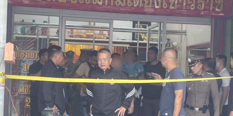 จันทบุรี/แตกตื่น! 2 คนร้ายบุกชิงทอง “แม่กิมเตียง” หนองคล้า – มือทุบตู้สารภาพหาเงินใช้หนี้พนัน ตำรวจไล่ล่า รวบทันควัน คุมตัวสอบเข้ม 12 จันทบุรี/แตกตื่น! 2 คนร้ายบุกชิงทอง “แม่กิมเตียง” หนองคล้า – มือทุบตู้สารภาพหาเงินใช้หนี้พนัน ตำรวจไล่ล่า รวบทันควัน คุมตัวสอบเข้ม