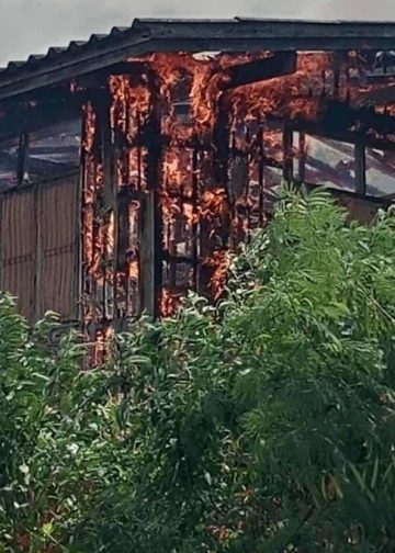 ชายวัย 58 ปี อาศัยอยู่บ้านเพียงลำพัง ไฟไหม้เสียหายทั้งหลัง วอนช่วยเหลือ