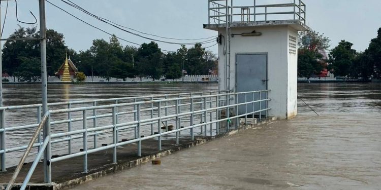 สิงห์บุรี / ตำรวจสภ.เมืองสิงห์บุรี ลงพื้นที่ตรวจสอบสถานการณ์อุทกภัยและให้กำลังใจประชาชนในพื้นที่น้ำท่วม 12 สิงห์บุรี / ตำรวจสภ.เมืองสิงห์บุรี ลงพื้นที่ตรวจสอบสถานการณ์อุทกภัยและให้กำลังใจประชาชนในพื้นที่น้ำท่วม