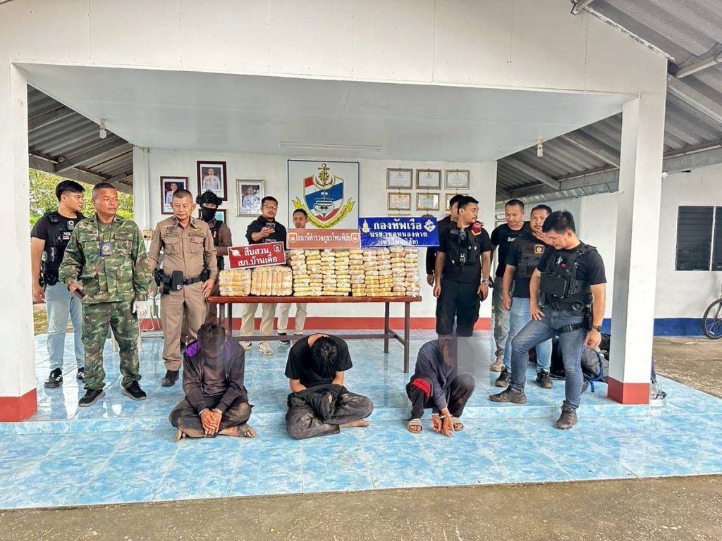 คุมเข้มชายแดน กกล.สุรศักดิ์มนตรี โดยหน่วยเรือโพนพิสัย นรข. เขตหนองคาย บูรณาการกับหน่วยงานความมั่นคงในพื้นที่ จับกุม 3 ผู้ต้องหา ลักลอบขนยาบ้าล็อตใหญ่กว่า 1.76 ล้านเม็ด รถยนต์ 2 คัน 13 Talknews Online