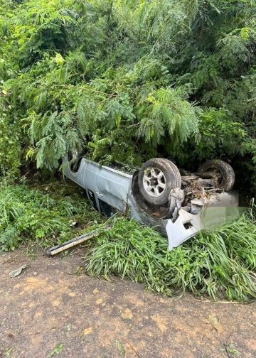 ฝนเป็นเหตุ ! กระบะพลิกคว่ำ ก่อนถึงวัดน้ำแรม ต.ห้วยไร่ฯ ทางสมาคมกู้ภัยเด่นชัยร่วมบุญออกให้การช่วยเหลือ บาดเจ็บเล็กน้อย อำนวยการจร