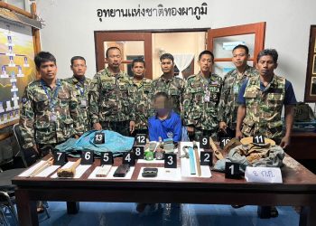 กาญจนบุรี - แก๊งพม่าเถื่อนเหิม ลุยข้ามชายแดนลักลอบขุดดินร่อนแร่ทองคำบนเขาผืนป่าลุ่มน้ำชั้น 1 A จนท.สุดอึดใช้เวลาเดินเท้า 16 กม.ดักซุ่มกลางป่านาน 3 คืน ตะครุบได้ 1 ขณะหลบในหลุม ที่เหลืออาศัยความมืดและชำนาญเส้นทางหนีรอด 15 กาญจนบุรี – แก๊งพม่าเถื่อนเหิม ลุยข้ามชายแดนลักลอบขุดดินร่อนแร่ทองคำบนเขาผืนป่าลุ่มน้ำชั้น 1 A จนท.สุดอึดใช้เวลาเดินเท้า 16 กม.ดักซุ่มกลางป่านาน 3 คืน ตะครุบได้ 1 ขณะหลบในหลุม ที่เหลืออาศัยความมืดและชำนาญเส้นทางหนีรอด