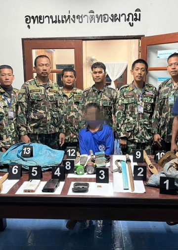 กาญจนบุรี – แก๊งพม่าเถื่อนเหิม ลุยข้ามชายแดนลักลอบขุดดินร่อนแร่ทองคำบนเขาผืนป่าลุ่มน้ำชั้น 1 A จนท.สุดอึดใช้เวลาเดินเท้า 16 กม.ดักซุ่มกลางป่านาน 3 คืน ตะครุบได้ 1 ขณะหลบในหลุม ที่เหลืออาศัยความมืดและชำนาญเส้นทางหนีรอด