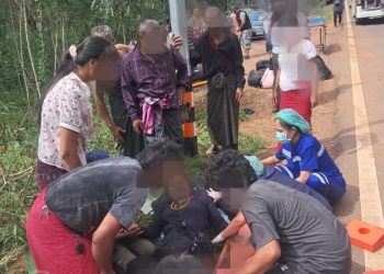 กาญจนบุรี – เริ่มกล้าขนกันกลางวันแสกๆ!! ตำรวจสังขละฯ จมูกไวเห็นรถผิดสังเกตติดตาม พบรถบรรทุกต่างด้าว เมียนมา เกิดอุบัติเหตุชนเสาไฟฟ้าบาดเจ็บ 21 ราย คนขับเผ่นหนี