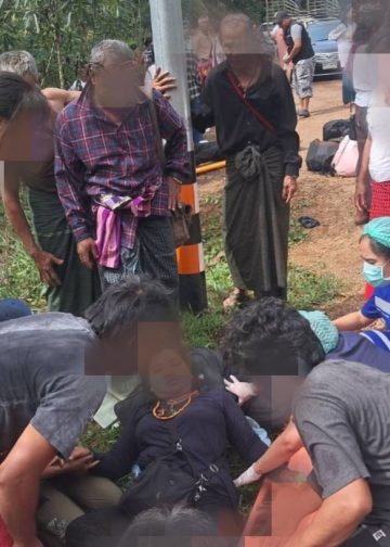 กาญจนบุรี – เริ่มกล้าขนกันกลางวันแสกๆ!! ตำรวจสังขละฯ จมูกไวเห็นรถผิดสังเกตติดตาม พบรถบรรทุกต่างด้าว เมียนมา เกิดอุบัติเหตุชนเสาไฟฟ้าบาดเจ็บ 21 ราย คนขับเผ่นหนี