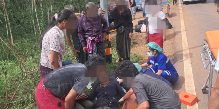 กาญจนบุรี – เริ่มกล้าขนกันกลางวันแสกๆ!! ตำรวจสังขละฯ จมูกไวเห็นรถผิดสังเกตติดตาม พบรถบรรทุกต่างด้าว เมียนมา เกิดอุบัติเหตุชนเสาไฟฟ้าบาดเจ็บ 21 ราย คนขับเผ่นหนี 12 กาญจนบุรี – เริ่มกล้าขนกันกลางวันแสกๆ!! ตำรวจสังขละฯ จมูกไวเห็นรถผิดสังเกตติดตาม พบรถบรรทุกต่างด้าว เมียนมา เกิดอุบัติเหตุชนเสาไฟฟ้าบาดเจ็บ 21 ราย คนขับเผ่นหนี