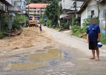 ทุกข์ชาวบ้าน พังงา – เดือดร้อนหนัก ชาวเมืองพังงาร้องโครงการระบบระบายน้ำของกรมโยธางบกว่า160ล้านบาท ขุดถนนทั้งเมือง หมดสัญญา2รอบยังทำไม่เสร็จ