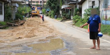 ทุกข์ชาวบ้าน พังงา – เดือดร้อนหนัก ชาวเมืองพังงาร้องโครงการระบบระบายน้ำของกรมโยธางบกว่า160ล้านบาท ขุดถนนทั้งเมือง หมดสัญญา2รอบยังทำไม่เสร็จ