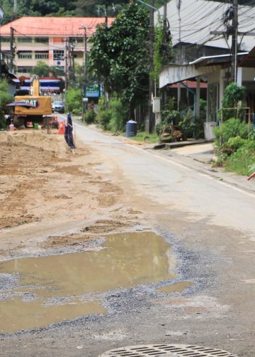 ทุกข์ชาวบ้าน พังงา – เดือดร้อนหนัก ชาวเมืองพังงาร้องโครงการระบบระบายน้ำของกรมโยธางบกว่า160ล้านบาท ขุดถนนทั้งเมือง หมดสัญญา2รอบยังทำไม่เสร็จ