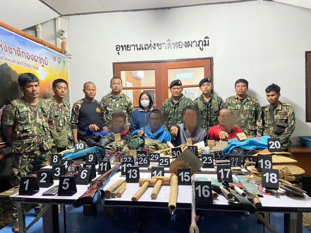 กาญจนบุรี – จับไม่มีหมด ราคาทองล่อใจลักลอบขุดกันต่อเนื่อง!! หัวหน้าอุทยานฯทองผาภูมิ นำทีมไล่จับพม่า-กะเหรี่ยง แก๊งลักลอบขุดดินร่อนแร่ทองคำกลางดึก รวบได้คาหลุม 4 ราย อีกกว่า 10 รายอาศัยความมืดหลบหนี ของกลางพบทั้งอาวุธปืน เครื่องกระสุนปืน และเงินจ๊าต 13 Talknews Online