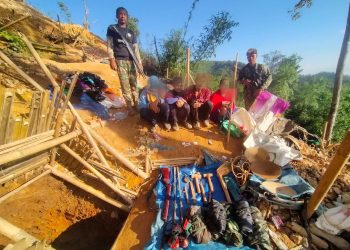 กาญจนบุรี – จับไม่มีหมด ราคาทองล่อใจลักลอบขุดกันต่อเนื่อง!! หัวหน้าอุทยานฯทองผาภูมิ นำทีมไล่จับพม่า-กะเหรี่ยง แก๊งลักลอบขุดดินร่อนแร่ทองคำกลางดึก รวบได้คาหลุม 4 ราย อีกกว่า 10 รายอาศัยความมืดหลบหนี ของกลางพบทั้งอาวุธปืน เครื่องกระสุนปืน และเงินจ๊าต 33 กาญจนบุรี – จับไม่มีหมด ราคาทองล่อใจลักลอบขุดกันต่อเนื่อง!! หัวหน้าอุทยานฯทองผาภูมิ นำทีมไล่จับพม่า-กะเหรี่ยง แก๊งลักลอบขุดดินร่อนแร่ทองคำกลางดึก รวบได้คาหลุม 4 ราย อีกกว่า 10 รายอาศัยความมืดหลบหนี ของกลางพบทั้งอาวุธปืน เครื่องกระสุนปืน และเงินจ๊าต