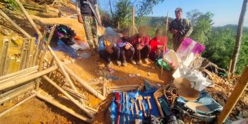 กาญจนบุรี – จับไม่มีหมด ราคาทองล่อใจลักลอบขุดกันต่อเนื่อง!! หัวหน้าอุทยานฯทองผาภูมิ นำทีมไล่จับพม่า-กะเหรี่ยง แก๊งลักลอบขุดดินร่อนแร่ทองคำกลางดึก รวบได้คาหลุม 4 ราย อีกกว่า 10 รายอาศัยความมืดหลบหนี ของกลางพบทั้งอาวุธปืน เครื่องกระสุนปืน และเงินจ๊าต 29 กาญจนบุรี – จับไม่มีหมด ราคาทองล่อใจลักลอบขุดกันต่อเนื่อง!! หัวหน้าอุทยานฯทองผาภูมิ นำทีมไล่จับพม่า-กะเหรี่ยง แก๊งลักลอบขุดดินร่อนแร่ทองคำกลางดึก รวบได้คาหลุม 4 ราย อีกกว่า 10 รายอาศัยความมืดหลบหนี ของกลางพบทั้งอาวุธปืน เครื่องกระสุนปืน และเงินจ๊าต