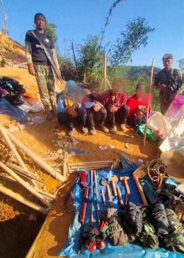 กาญจนบุรี – จับไม่มีหมด ราคาทองล่อใจลักลอบขุดกันต่อเนื่อง!! หัวหน้าอุทยานฯทองผาภูมิ นำทีมไล่จับพม่า-กะเหรี่ยง แก๊งลักลอบขุดดินร่อนแร่ทองคำกลางดึก รวบได้คาหลุม 4 ราย อีกกว่า 10 รายอาศัยความมืดหลบหนี ของกลางพบทั้งอาวุธปืน เครื่องกระสุนปืน และเงินจ๊าต