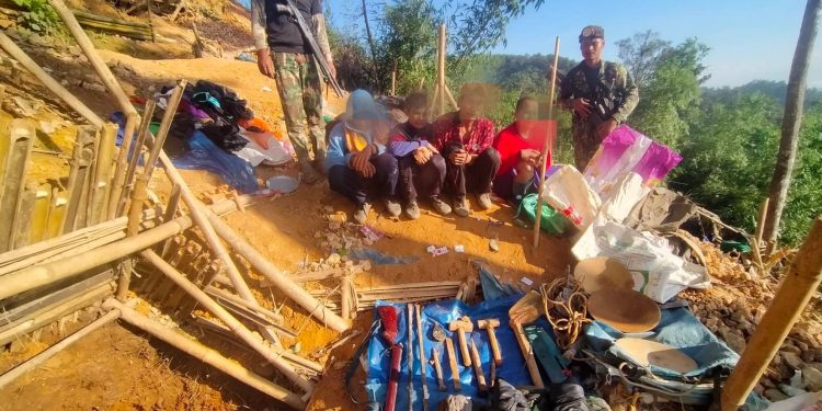 กาญจนบุรี – จับไม่มีหมด ราคาทองล่อใจลักลอบขุดกันต่อเนื่อง!! หัวหน้าอุทยานฯทองผาภูมิ นำทีมไล่จับพม่า-กะเหรี่ยง แก๊งลักลอบขุดดินร่อนแร่ทองคำกลางดึก รวบได้คาหลุม 4 ราย อีกกว่า 10 รายอาศัยความมืดหลบหนี ของกลางพบทั้งอาวุธปืน เครื่องกระสุนปืน และเงินจ๊าต 12 กาญจนบุรี – จับไม่มีหมด ราคาทองล่อใจลักลอบขุดกันต่อเนื่อง!! หัวหน้าอุทยานฯทองผาภูมิ นำทีมไล่จับพม่า-กะเหรี่ยง แก๊งลักลอบขุดดินร่อนแร่ทองคำกลางดึก รวบได้คาหลุม 4 ราย อีกกว่า 10 รายอาศัยความมืดหลบหนี ของกลางพบทั้งอาวุธปืน เครื่องกระสุนปืน และเงินจ๊าต