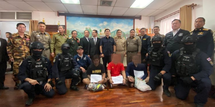 พ.ต.ต.สุริยา สิงหกมล เลขาธิการ ป.ป.ส. รับมอบตัวผู้ต้องหาหลบหนีหมายจับกลบดานที่ สปป.ลาว ด้วยความร่วมมือระหว่างประเทศ สปป.ลาว