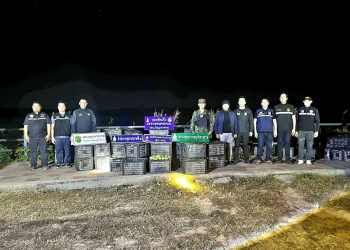 มุกดาหาร นรข. กองกำลังสุรศักดิ์มนตรี จับมะม่วง 257 ลัง ลักลอบข้ามโขง คนร้ายทิ้งรถของกลาง 6,250 กก.