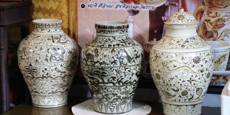 ผู้ว่าฯ เชียงราย เยี่ยมชมแหล่งผลิตเครื่องเคลือบดินเผาเวียงกาหลง สนับสนุนศิลปิน OTOP ในพื้นที่