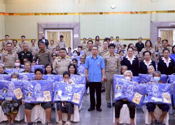 กาฬสินธุ์ มอบผ้าห่มกันหนาวพระราชทานแก่ประชาชน