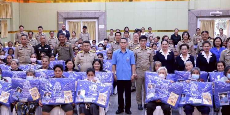 กาฬสินธุ์ มอบผ้าห่มกันหนาวพระราชทานแก่ประชาชน