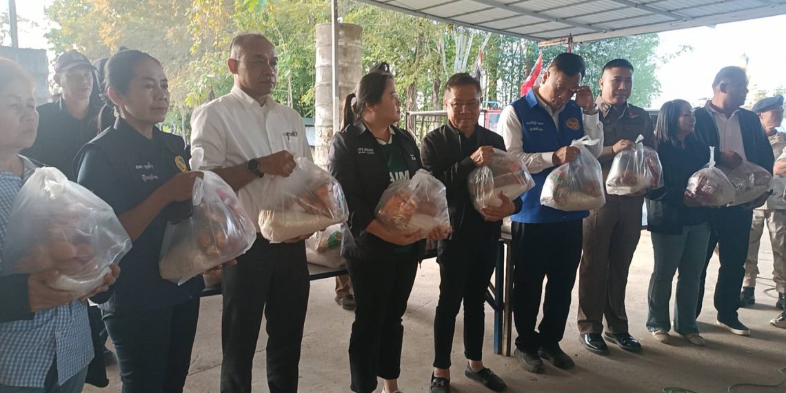 ปราจีนบุรี สส.ภูมิใจไทยมอบของแก่ผู้อพยพเพิ่มขึ้น