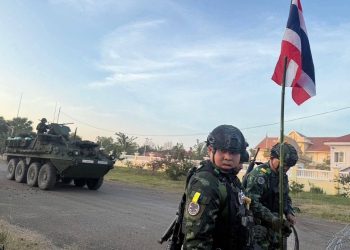 ด่วน! ทหาราบพร้อมยานเกราะ Stryker 8X8 กองทัพภาคที่ 1 เข้ายึดคืนพื้นที่บริเวณด่านบึงตะกวน ตรงข้ามจุดผ่อนปรนทางการค้าบ้านตาพระยา จ.สระแก้ว พร้อมปักธงชาติไทยและติดตั้งรั้วลวดหนามหีบเพลิงเพื่อกำหนดเขตป้องกัน