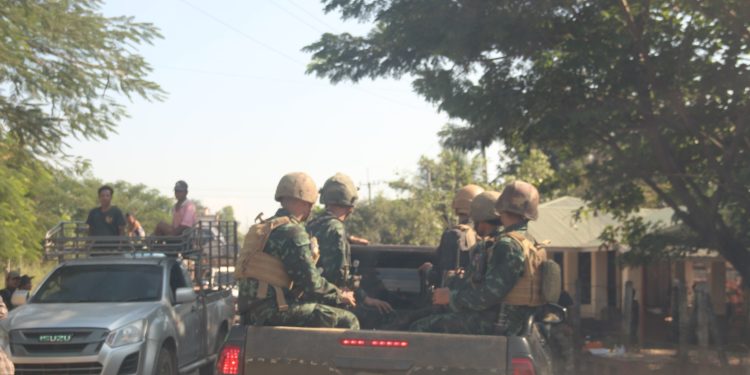 กาญจนบุรี///เริ่มมีชาวจีนเทาเคลื่อนไหวในเมืองพญาตองซู ฝั่งตรงข้าม อำเภอสังขละบุรี จังหวัดกาญจนบุรี!! เริ่มพบกลุ่มจีนเทา หลบหนีการปราบปรามฐานสแกมเมอร์มาจากจังหวัดเมียวดี ทำให้เจ้าหน้าที่ทั้งฝ่ายไทยและกองกำลังกะเหรี่ยงพุทธประชาธิปไตย(DKBA)ในเมืองพยาตองซู (เมียนมา) เพิ่มมาตรการสกัดกั้นเข้มข้น