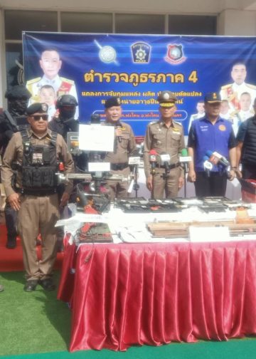 สกลนคร แถลงรวบหนุ่มตั้งโรงงานผลิตอาวุธปืนของกลางเพียบ