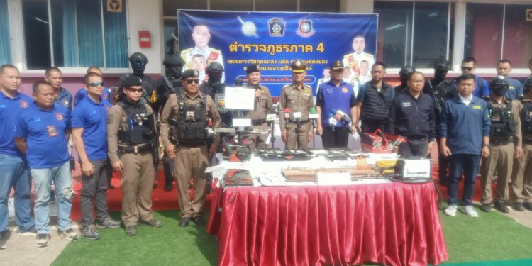 สกลนคร แถลงรวบหนุ่มตั้งโรงงานผลิตอาวุธปืนของกลางเพียบ