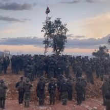 ภาพล่าสุด 18:00น. – ทหารไทยเข้ายึดคืนพื้นที่ช่องอานม้า 100% พร้อมเชิญธงชาติไทยปักเหนือดินแดนอธิปไตย และดำเนินการเข้าเคลียร์พื้นที่อนุสาวรีย์ตาอม-ตลาดช่องอานม้าจนเรียบร้อย