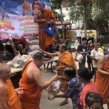 ชัยนาท คณะสงฆ์ชัยนาทนำข้าวสารอาหารแห้งจากการบิณฑบาต3คันรถซับน้ำตาน้ำท่วมหาดใหญ่