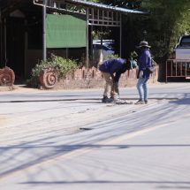น่าน – นายกเทศมนตรีเมืองน่าน รุดตรวจสอบถนนวรวิชัย หน้า รพ.น่าน หลังงานขุดวางท่อประปากระทบการสัญจร เกิดอุบัติเหตุหลายราย