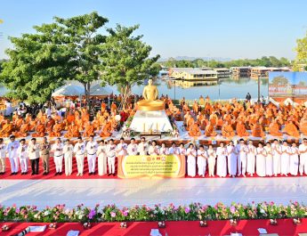 เมืองขุนแผน ตักบาตรพระ 10,000 รูปทำบุญเมือง 194 ปี ช่วยผู้ประสบภัยทั่วไทย