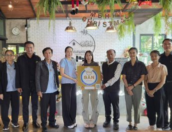 “รองนิคม ชุ่มใจ” ทต.เด่นชัย ร่วมกับจนท.สสจ.แพร่ ,สสอ.เด่นชัยมอบป้าย SAN Plus ให้กับร้านอาหาร ใน อ.เด่นชัย