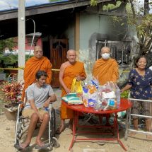 ชัยนาท เจ้าคณะจังหวัดชัยนาทนำคณะสงฆ์รุดช่วยยายวัย76เลี้ยงลูกพิการ2คนหลังบ้านถูกไฟเผาวอดยกหลัง
