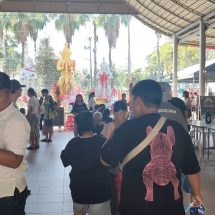 ปทุมธานี สองสาวดวงเฮงแก้บนท้าวเวสฯถวายผลไม้ 11 อย่าง–ไข่ไก่ 200 ฟอง หลังรับโชค 3 งวดติด