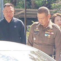 ตำรวจเร่งล่ามือปืนรถตู้ขาวฉุนปาดหน้าเข้าด่านเก็บเงิน บนด่วนประชาชื่น กระสุนฝังคอหนุ่มขับเก๋งดับอนาถ ก่อนหลบหนีไป