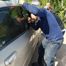 น่าน – อุทาหรณ์เตือนภัย ทิ้งเด็กติดในรถเก๋งกลางปั๊มน้ำมัน โชคดีช่วยได้ทัน เด็กปลอดภัย