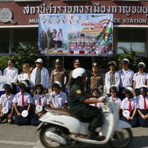 กาญจนบุรี/// ผบก. พร้อมรับนักท่องเที่ยวช่วงหยุดยาว!! เทศกาลคริสต์มาสและปีใหม่ ตำรวจภูธรจังหวัดกาญจนบุรี, สภ.เมืองกาญจนบุรี,รพ.พหลพลพยุหเสนา,รพ.สินแพทย์,รพ.ธนกาญจน์และบริษัทสามัคคีที่ดินและเคหะ จำกัด มอบหมวกนิรภัยกว่า 600 ใบ