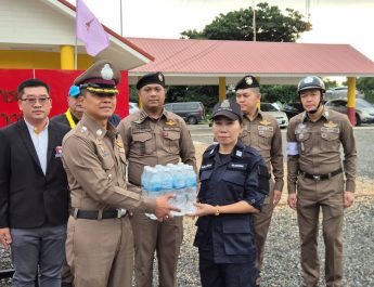 สถานีตำรวจนครบาลเพชรเกษม สถานีตำรวจนครบาลหลักสอง หน่วยบริการตำรวจทางหลวงบางแคร่วมปล่อยแถวสายตรวจ,จราจร,อาสาสมัคร เพื่อลดอุบัติเหตุบนท้องถนนและป้องกันอาชญากรรม พร้อมแจกหมวกกันน็อคกับประชาชน เนื่องในเทศกาลคริสต์มาสและเทศกาลปีใหม่ 2569
